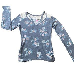 No boundaries Long sleeve Shirt, Size M, color blue.